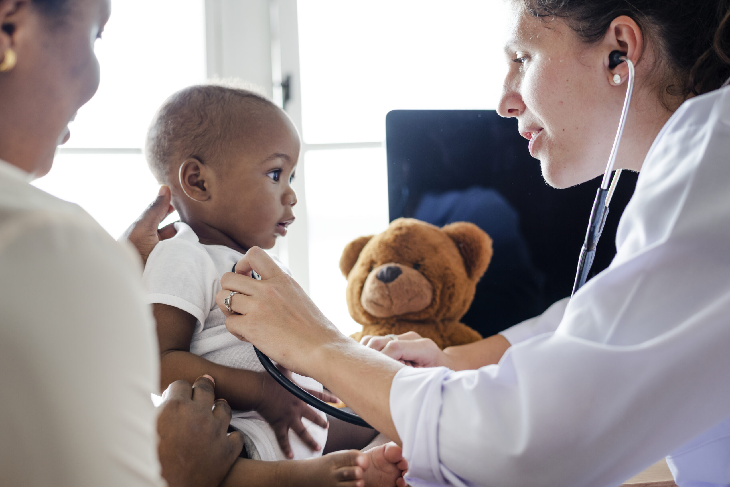 Image d'un pédiatre en train d'examiner un enfants. Photo illustrant le lancement officiel de RareSim